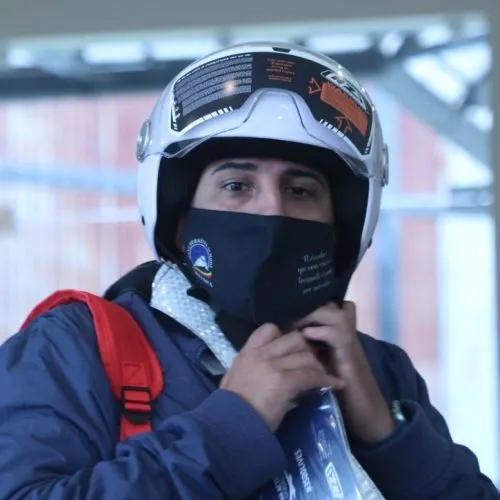 Motociclista con casco 2022